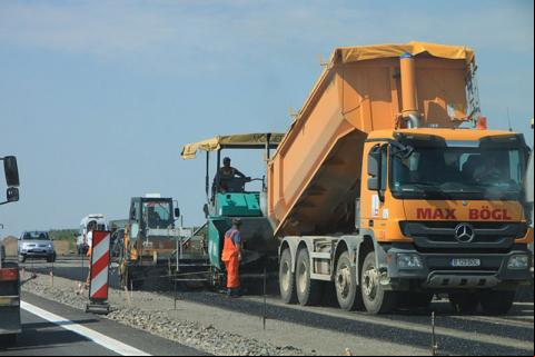 Perú busca culminar la rehabilitación de la carretera Mollepata-Pallasca